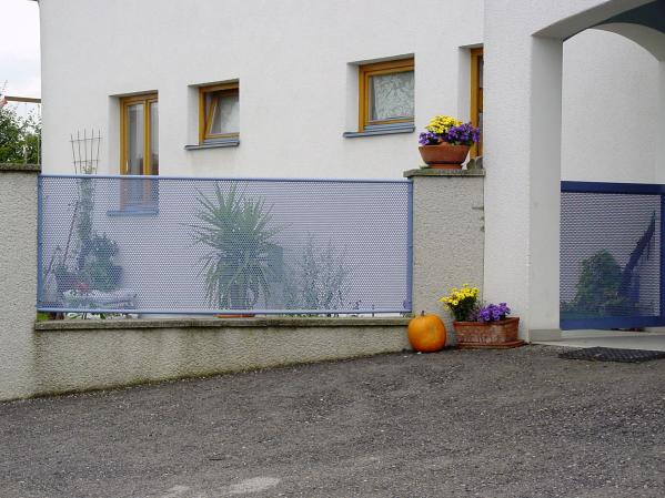 Lochblechzaun